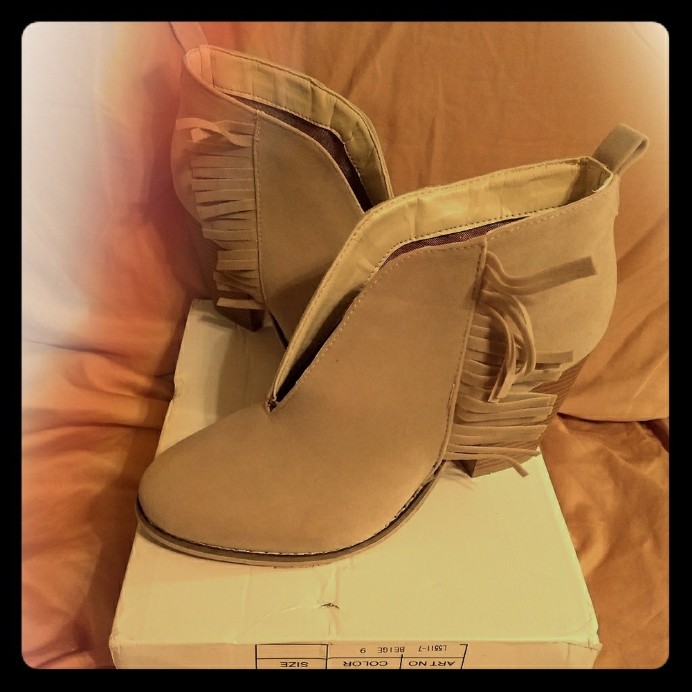 NWT, NIB, true beige, trendy fringe booties!
